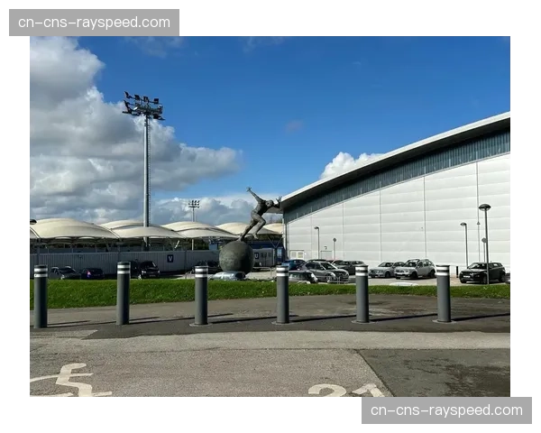 伊蒂哈德球场亮起灯光,向刚刚去世的俱乐部传奇致敬 伊蒂哈德球场亮起灯光,向刚刚去世的俱乐部传奇致敬