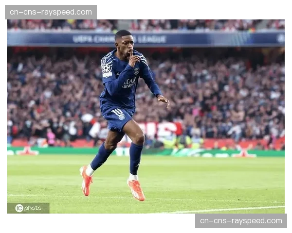 登贝莱射门击中横梁瞬间：巴黎错失扳平良机